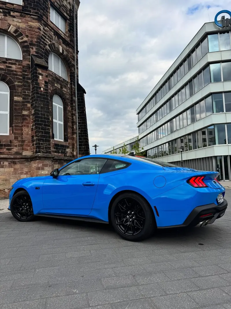 Ford Mustang GT in Blau, Seitenansicht