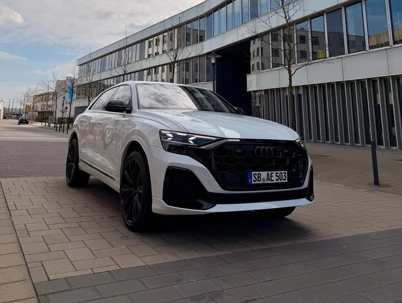 Audi Q8 S line in Weiß, Front