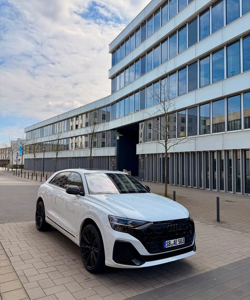 Audi Q8 S line, Seitenansicht