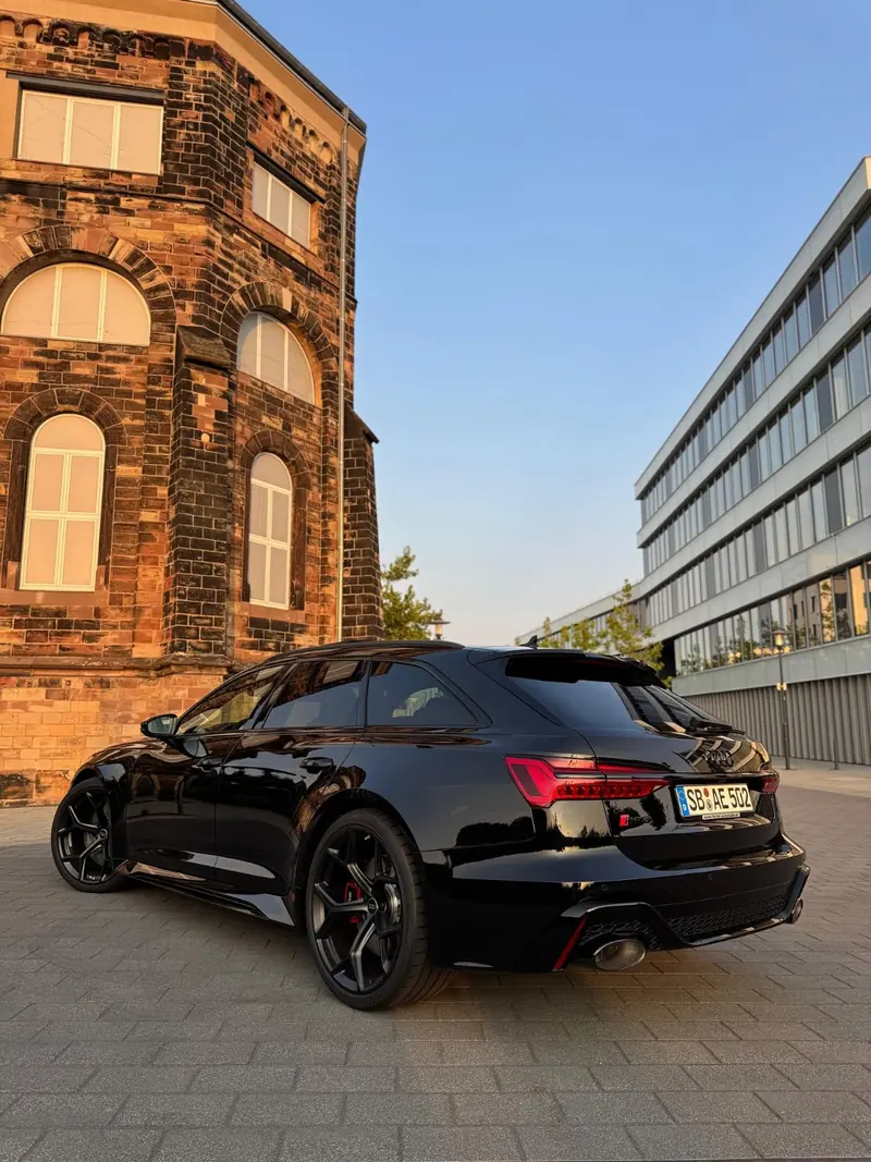 Audi RS6 Performance in Schwarz, Heckansicht